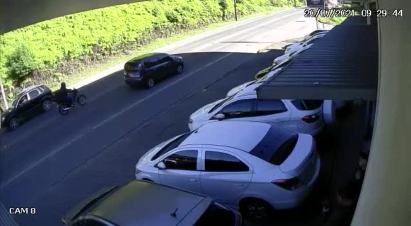 Um acidente inusitado foi flagrado por câmeras de segurança de um comércio na zona Sul de Joinville na manhã desta terça-feira (20). O caso aconteceu na rua São Paulo e chama a atenção. Um motociclista transita pela rua quando, de repente, ‘não vê’ o caminhão à sua frente e bate em cheio na traseira do veículo – Motociclista ‘não vê’ caminhão e bate em cheio em caminhão – Foto: Reprodução/ND