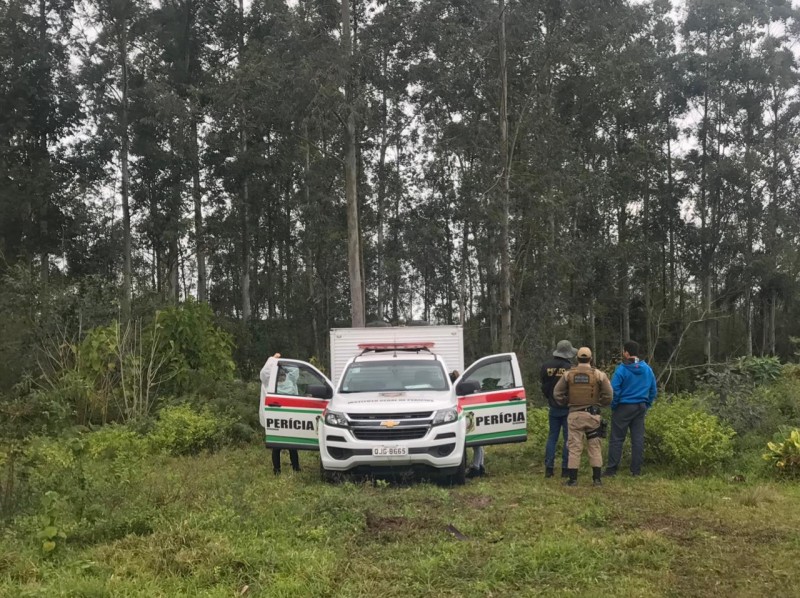 IGP e Polícia Civil foram acionados pela PM e fizeram a perícia no local em que foi encontrado o corpo em Içara no Sul de SC – Foto: Rafaela Custódio/Engeplus/ND
