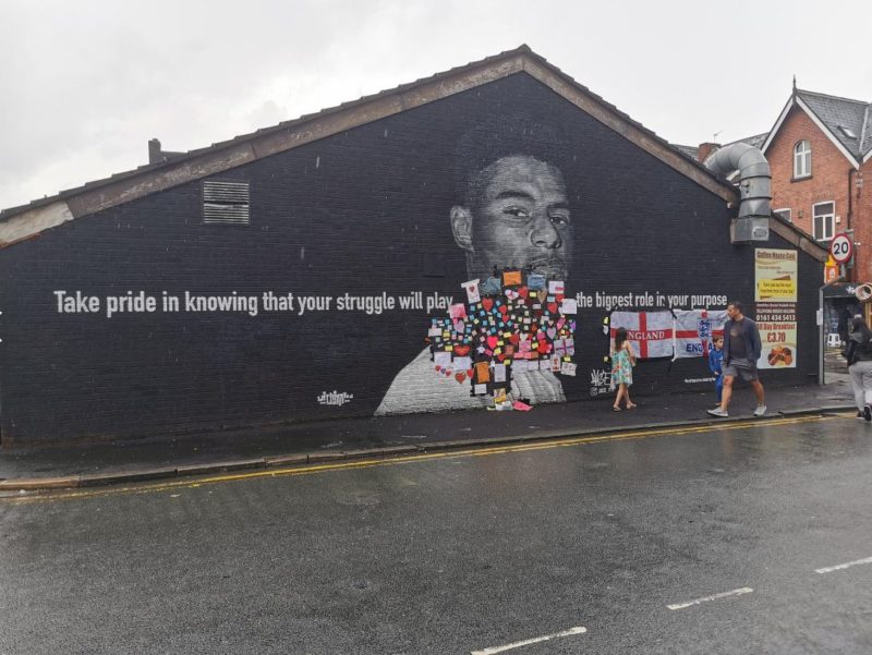 Mural de Rashford recebeu novas homenagens após insultos – Foto: Reprodução/Twitter