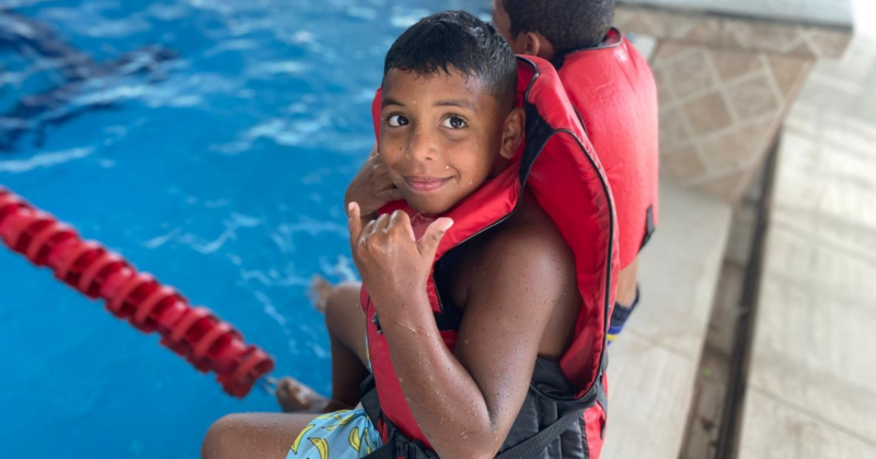 Crianças iniciaram as aulas de surfe nesta segunda-feira