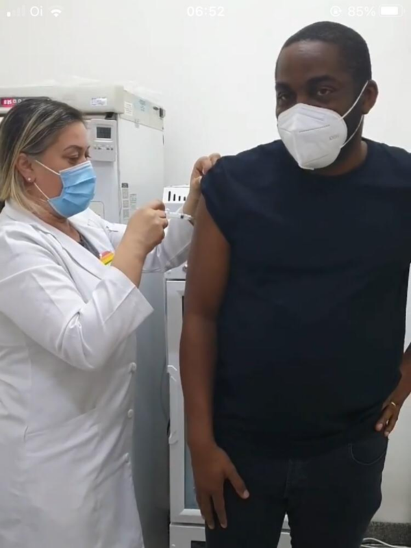 O artista publicou um reels no Instagram com o momento da imuniza&ccedil;&atilde;o. – Foto: Instagram/Reprodu&ccedil;&atilde;o/ND