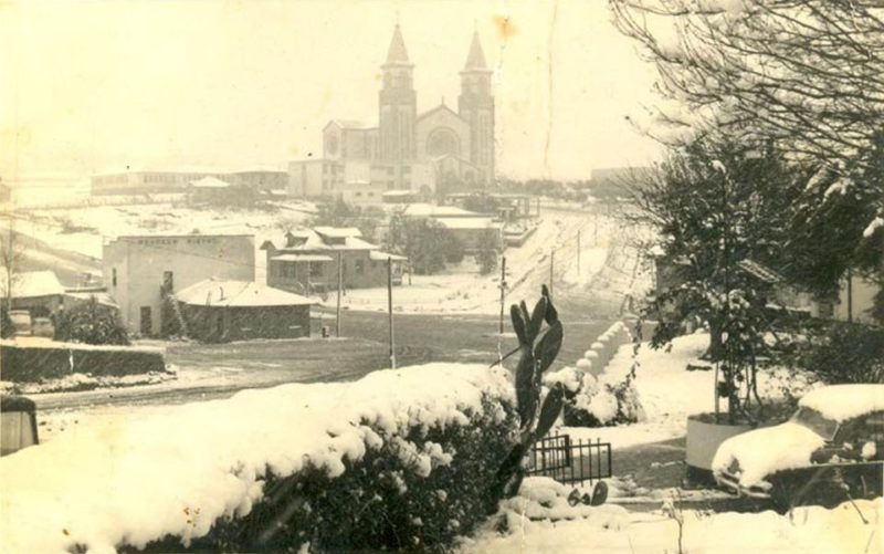 Sábado, 21 de agosto de 1965 &#8211; Registro mostra região central de Chapecó coberta pela nevada &#8211; Foto: Foto: Ceom/Reprodução/ND