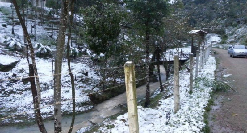 Neve foi registrada em diversos pontos de Blumenau. A foto mostra o bairro Velha Grande – Foto: Adriano Pereira/Redes Sociais