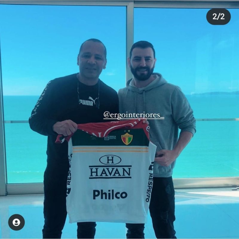 Ney pai tamb&eacute;m posou com a camiseta do Brusque – Foto: Reprodu&ccedil;&atilde;o Instagram/ND