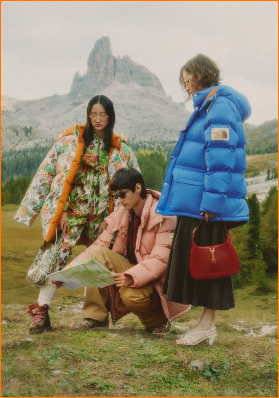 Collab North Face com Gucci, mostrando cascacos acolchoados que abraça,