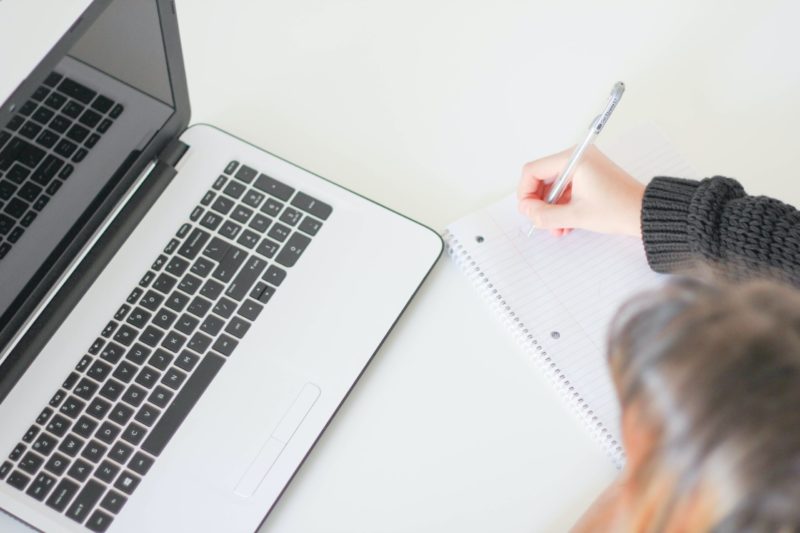 Alesc aprova lei para distribuição de notebooks para professores de SC – Foto: Kelly Brito/Unsplash/ND