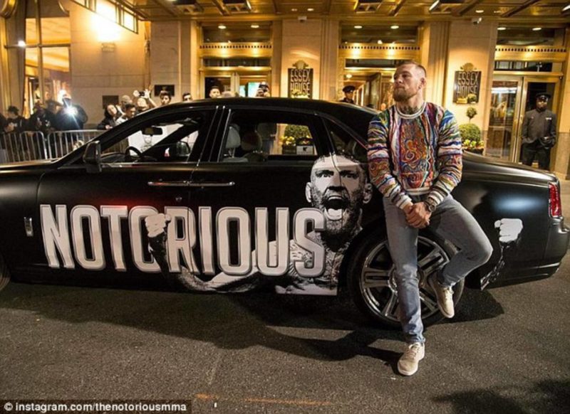 Baseado no Phantom Drophead Coupé, o carro tem um adesivo com o apelido de McGregor colado nas laterais – Foto: Reprodução/ND