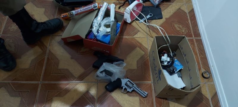 Homem de 28 anos tinha mandado de prisão ativo e, depois de ser baleado chegou a ser socorrido, mas não resistiu – Foto: Polícia Militar/ND
