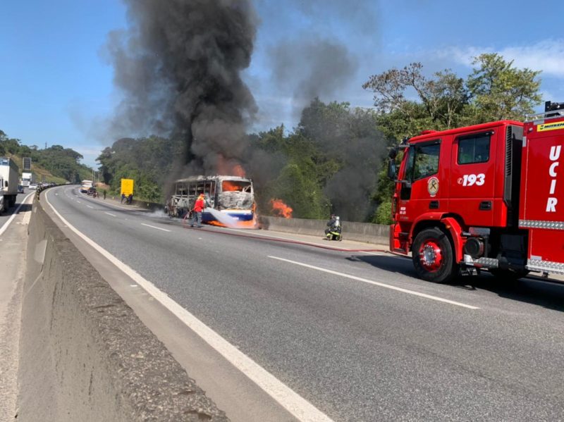 Motoristas que trafegavam pela BR-101 em Joinville, na manhã desta quarta-feira (21), se depararam com uma cena que poderia ser de uma tragédia. Pouco depois das 12h, um ônibus de uma empresa de transporte e turismo foi completamente consumido pelas chamas. O incêndio foi registrado na altura do Km 38 da rodovia e chamou a atenção de quem passava pelo local, no trecho urbano, bairro Glória – Foto: Alfa Stofelli/NDTV