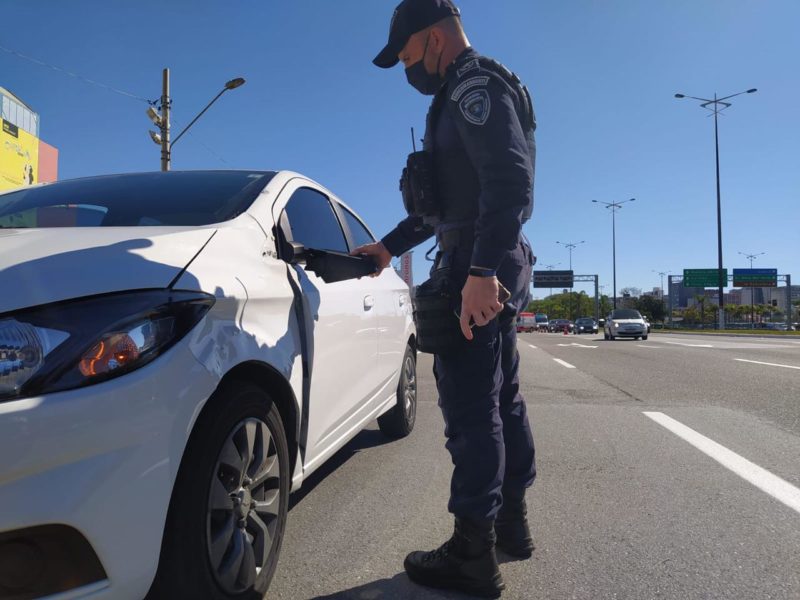 Condutor do carro que atingiu o idoso prestou socorro à vítima – Foto: Divulgação/GMF