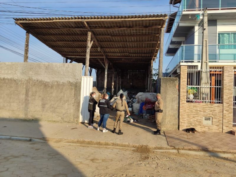 Oito pessoas foram presas em flagrante por recepta&ccedil;&atilde;o – Foto: PMSC/Divulga&ccedil;&atilde;o