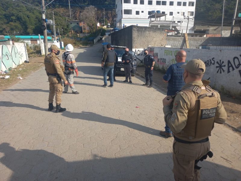 A for&ccedil;a-tarefa conta com a participa&ccedil;&atilde;o das for&ccedil;as policiais da Capital catarinense e &oacute;rg&atilde;os da administra&ccedil;&atilde;o municipal – Foto: Andr&eacute; Viero/NDTV