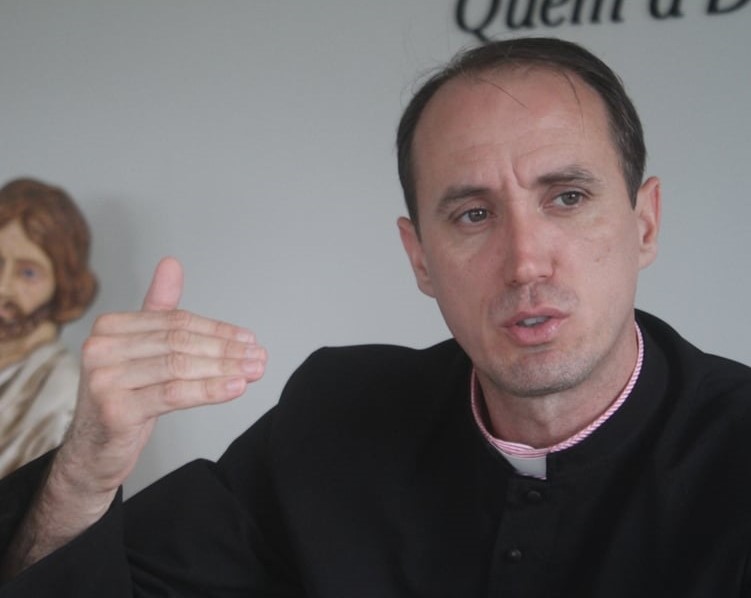 O padre Ant&ocirc;nio Vander foi assistir o desfile de carnaval na Sapuca&iacute; e gerou pol&ecirc;mica. – Foto: Arquivo/Lucas Colombo