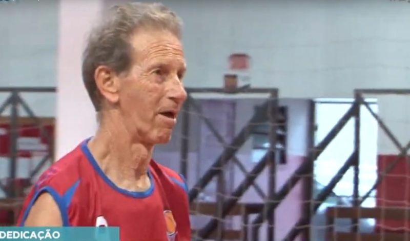 O basquete é tarefa obrigatória na agenda do padre