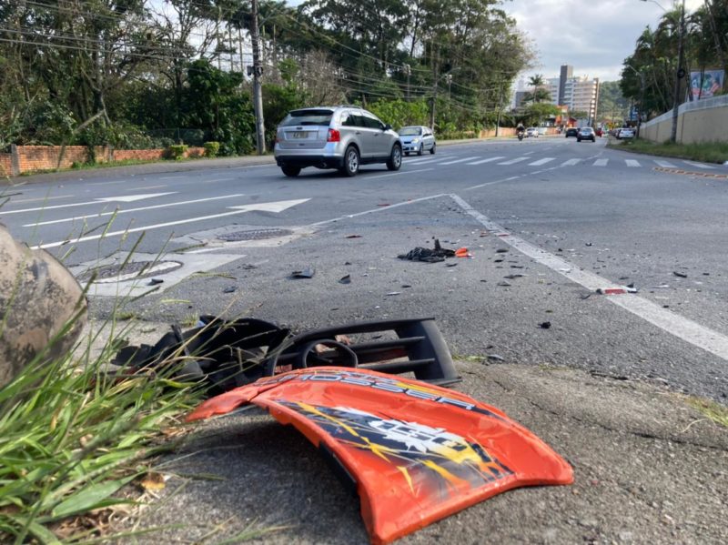 Partes da moto de Paulo Patr&iacute;cio na manh&atilde; desta sexta-feira (16) – Foto: Osvaldo Sagaz/ND