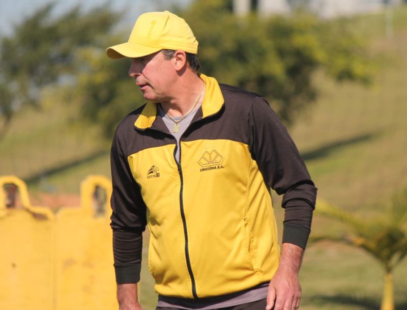 Paulo Baier comandou o &uacute;ltimo treino, antes da partida contra o Botafogo-SP, neste domingo (11) no CT – Foto: Celso da Luz/Crici&uacute;maEC/ND