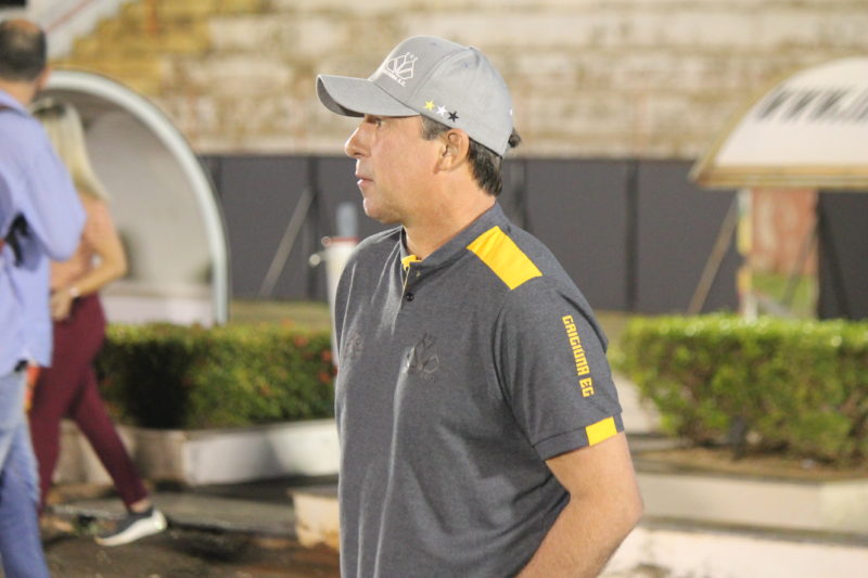 Apesar da derrota, o t&eacute;cnico do Crici&uacute;ma, Paulo Baier, destacou o bom desempenho da equipe na partida contra o Botafogo-SP – Foto: Celso da Luz/Crici&uacute;maEC/ND