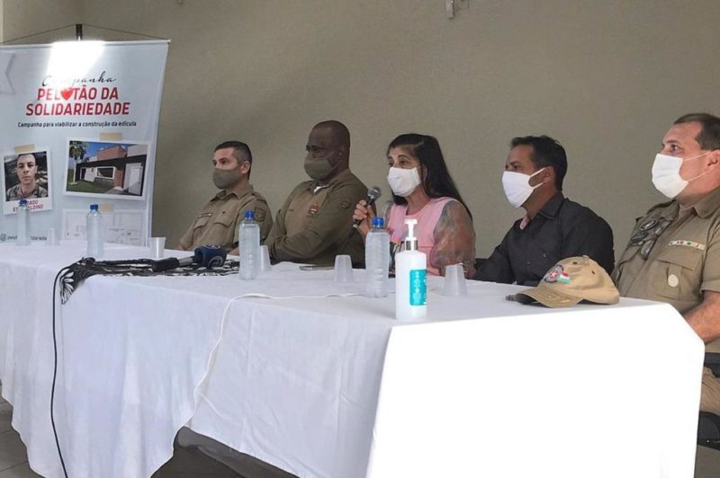 Grupo de volunt&aacute;rios e fam&iacute;lia de Esmeraldino prestaram conta da campanha nesta segunda-feira (12) em entrevista coletiva no 9&ordf; BPM de Crici&uacute;ma – Foto: Divulga&ccedil;&atilde;o/Pelot&atilde;o da Solidariedade/ND