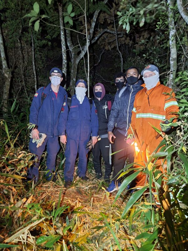 Três jovens se perdem em trilha em Gaspar e são resgatados na madrugada mais fria do ano – Foto: Divulgação/Corpo de Bombeiros