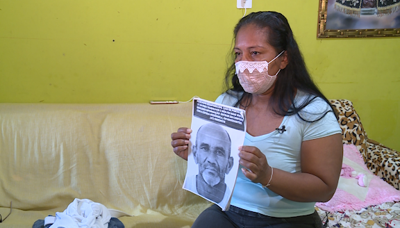 Rosângela Xavier mostra cartaz de marido desaparecido há três meses