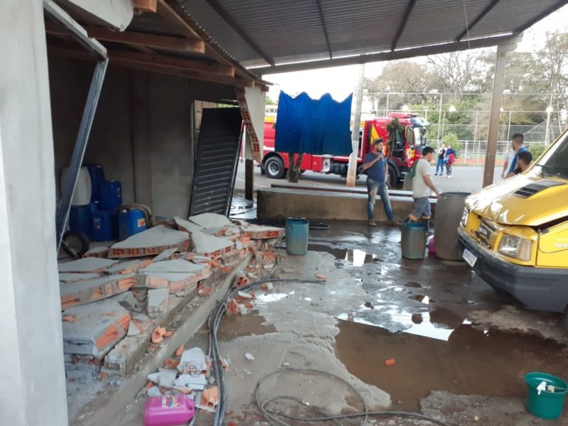 Homem fica prensado ap&oacute;s atropelamento. – Foto: Corpo de Bombeiros/Divulga&ccedil;&atilde;o/ND