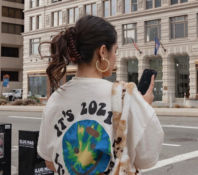  O acessório queridinho para cabelo dos anos 90 voltou com tudo