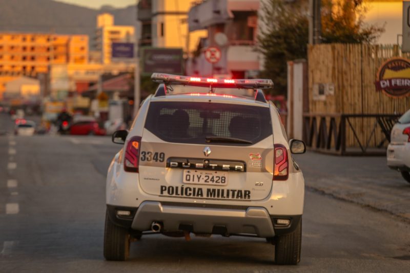 Viatura da polícia fez rondas para localizar o homem depois que ele saiu da casa da ex. A tentativa de reatar o namoro terminou com ele sendo preso. 