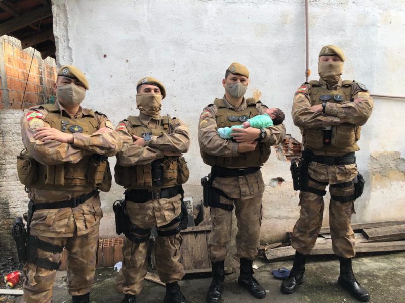policiais com a bebê no colo