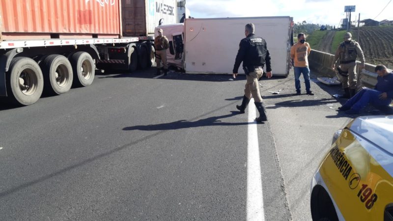 Caminh&atilde;o tombou na Via R&aacute;pida quando sa&iacute;a da BR-101 e adentrava na rodovia em I&ccedil;ara – Foto: Divulga&ccedil;&atilde;o/PM/ND