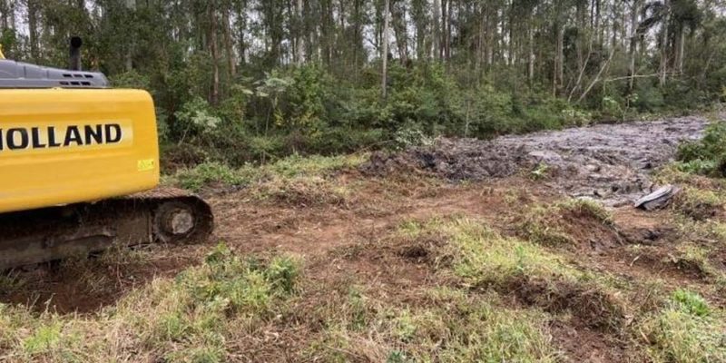 Rio estava sendo limpo quando o operador de máquinas encontrou uma mala com o corpo da mulher dentro em Içara – Foto: Divulgação/ND