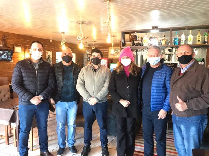 Prefeito de Tubar&atilde;o e o pr&eacute;-candidato a deputado estadual Pep&ecirc; Colla&ccedil;o participaram de almo&ccedil;o no Sul do Estado – Foto: Divulga&ccedil;&atilde;o