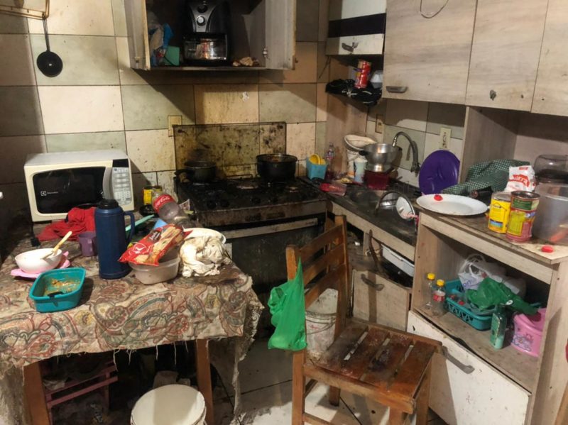 Casa estava completamente suja, desorganizada e com forte cheiro de comida vencida, de acordo com policiais &#8211; Foto: Polícia Militar/Divulgação