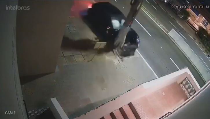 V&Iacute;DEO: Veja o momento da colis&atilde;o de Porsche em poste no Centro de Florian&oacute;polis – Foto: GMF/Divulga&ccedil;&atilde;o/ND