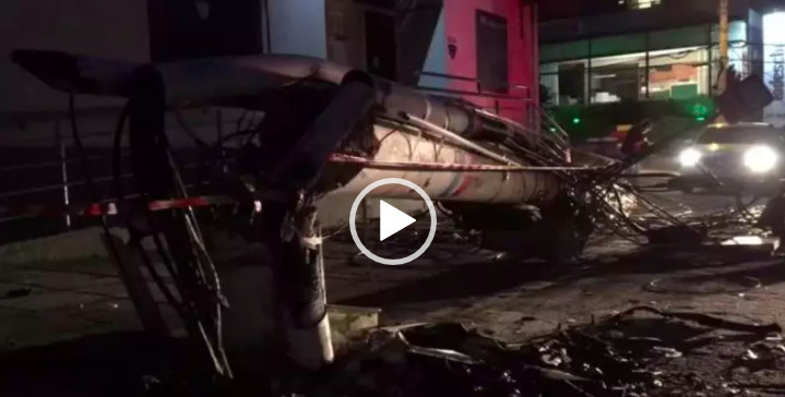 Porsche colide contra poste e fica totalmente destruído em Florianópolis – Foto: GMF/Divulgação/ND