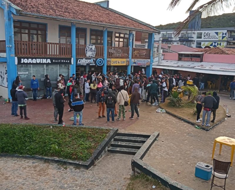 Aglomeração de pessoas também foi flagrada no local por moradores – Foto: Divulgação/ND