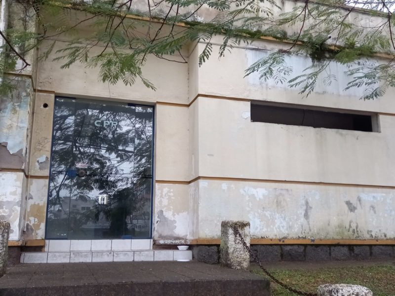 Prédio está abandonado desde 2018 e é alvo constante de vandalismo e invasões em Tubarão &#8211; Foto: Manu Veiga/ND
