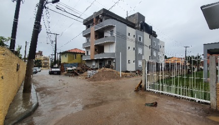 Prédio de três andares era construído desrespeitando o Plano Diretor de Urbanismo e o Código de Obras e Edificações – Foto: MPSC/Divulgação/ND