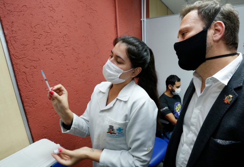 Prefeito recebeu a primeira dose nesta quinta-feira (8