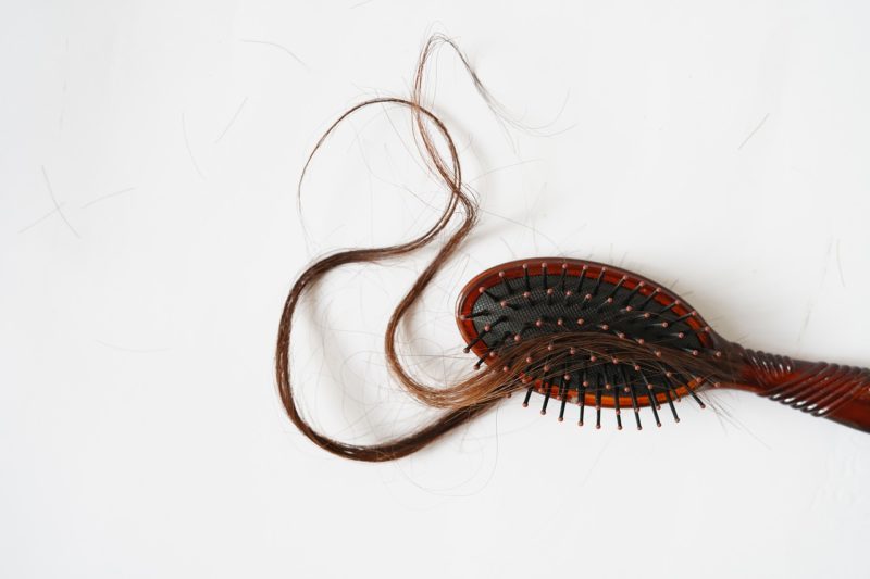 Queda de cabelo &eacute; um dos sintomas mais comuns da covid prolongada – Foto: Pixabay