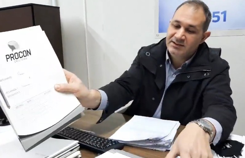 Gustavo Colle mostra um dos 60 processos que foram abertos no Procon devido aos empr&eacute;stimos sem autoriza&ccedil;&atilde;o – Foto: Reprodu&ccedil;&atilde;o/ND