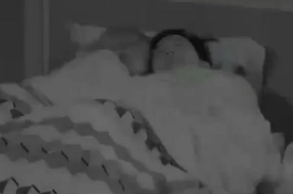 Chamada da Ilha Record TV mostra hipnólogo com outra participante na cama &#8211; Foto: Reprodução Record TV