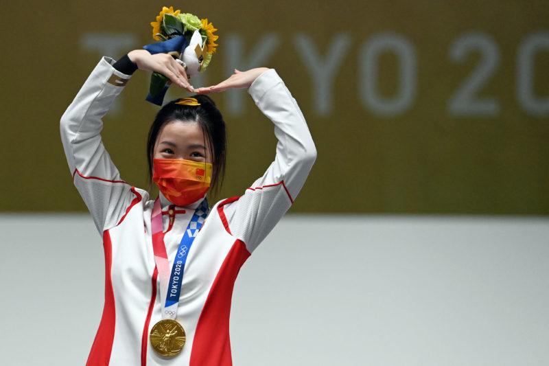 Qian Yang conquista o primeiro ouro da Olimpíada de Tóquio – Foto: Tauseef MUSTAFA / AFP