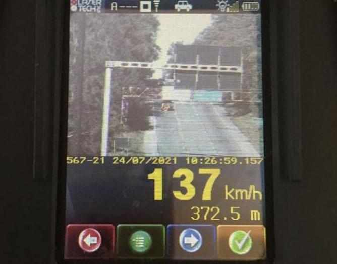 Carro foi flagrado a 137 Km/h na manh&atilde; de s&aacute;bado (24) no in&iacute;cio da serra Dona Francisca, em Joinville – Foto: Divulga&ccedil;&atilde;o/ND