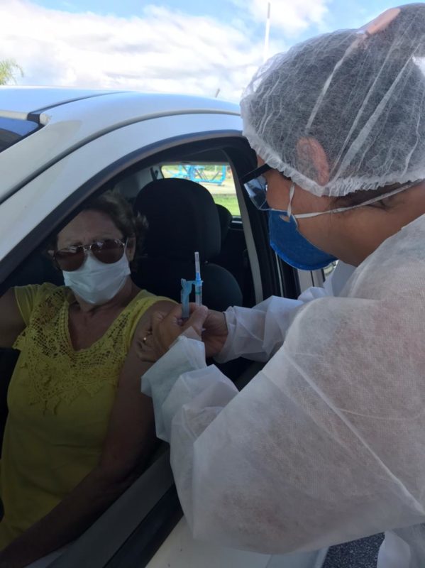 Raquel tamb&eacute;m vacinou sua m&atilde;e, Albertina Rechia Bez Fontana, e o marido, Itamar da Silva – Foto: Divulga&ccedil;&atilde;o/ND