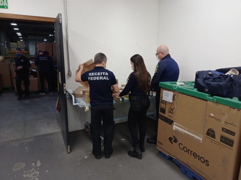 Receita Federal apreendeu cerca de R$ 400 mil em produtos contrabandeados nos Correios em S&atilde;o Jos&eacute; – Foto: Divulga&ccedil;&atilde;o/Receita Federal/ND