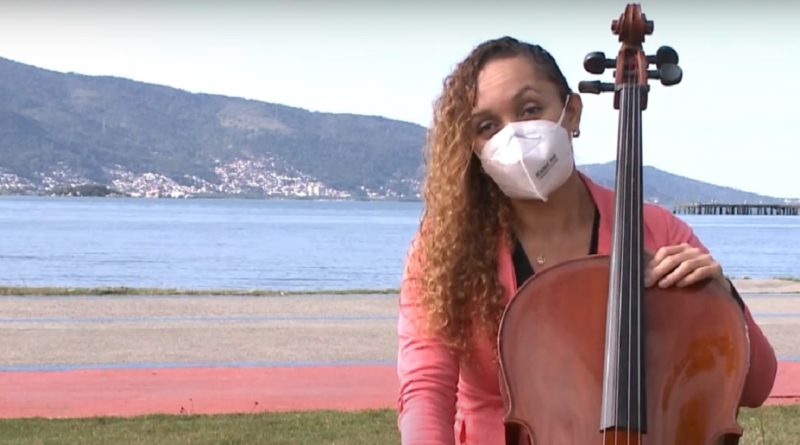 Renata Oliveira &eacute; professora e mestre, com experi&ecirc;ncias dentro e fora do Brasil – Foto: Reprodu&ccedil;&atilde;o/NDTV RecordTV