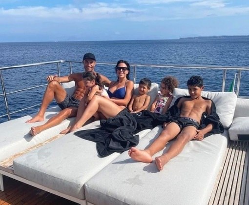 Cristiano Ronaldo curte dia de sol com a mulher e os quatro filhos em seu iate de mais de R$ 50 milhões &#8211; Foto: Reprodução Instagram