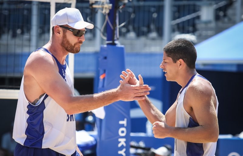 Alison e &Aacute;lvaro avan&ccedil;aram &agrave; fase final no v&ocirc;lei de praia nas Olimp&iacute;adas de T&oacute;quio nesta quinta (29) – Foto: Time Brasil/Twitter