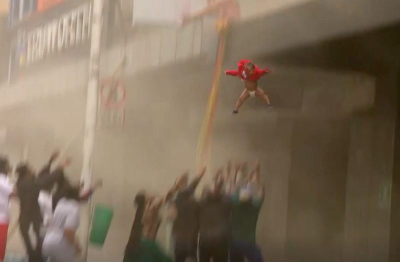 Bebê é arremessado pela mãe de prédio em chamas na África do Sul – Foto: Reprodução BBC News