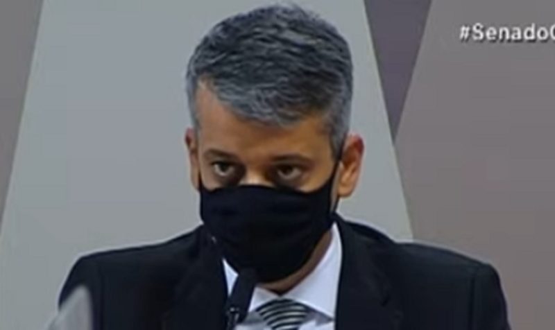 Ex-diretor do Minist&eacute;rio da Sa&uacute;de, Roberto Dias, dep&otilde;e na CPI da Covid nesta quarta (7); ex-servidor foi detido no plen&aacute;rio da comiss&atilde;o – Foto: Reprodu&ccedil;&atilde;o/Youtube